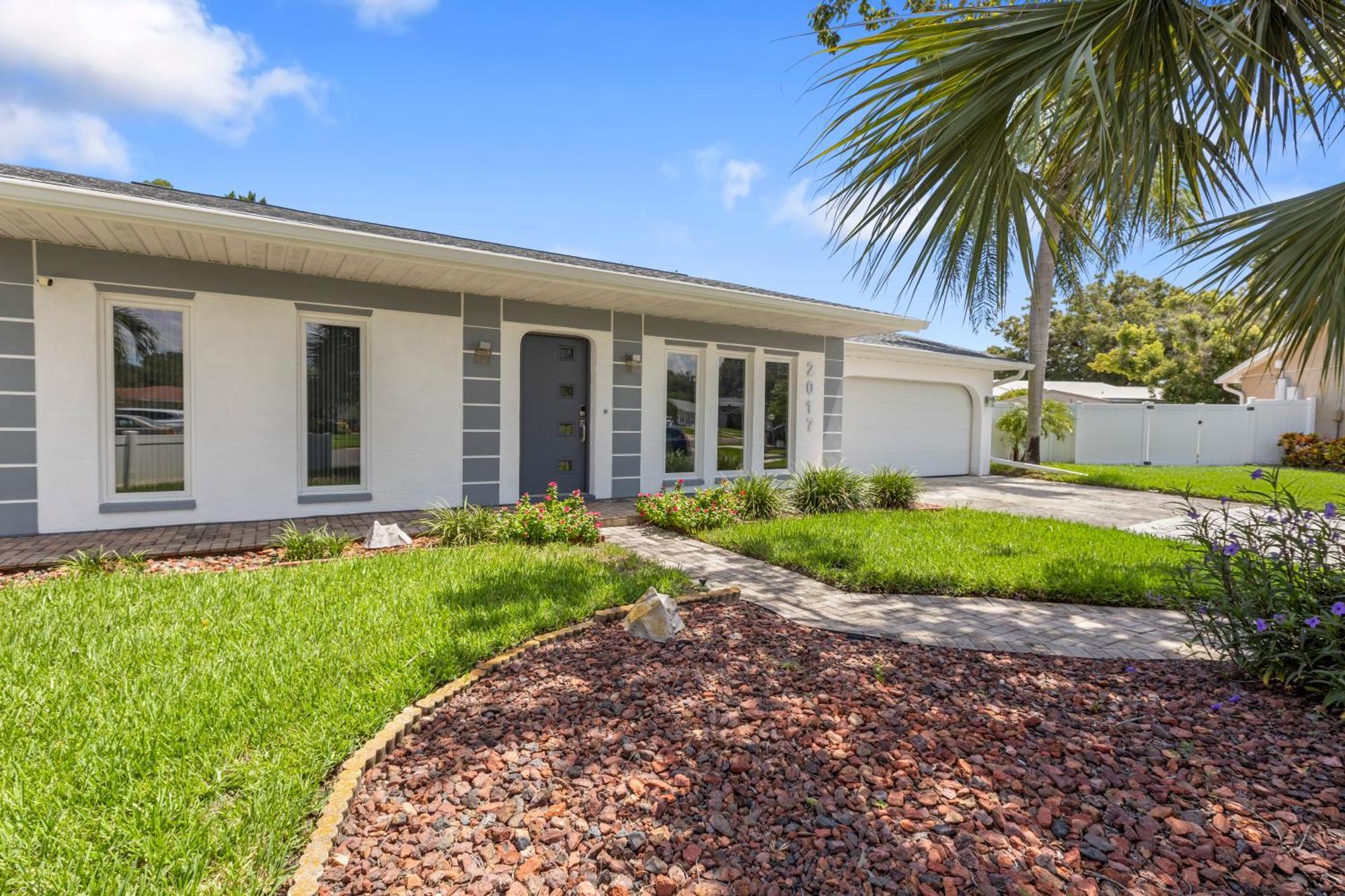 Relaxing Coastal Comfort - Heated Pool Clearwater Exterior photo