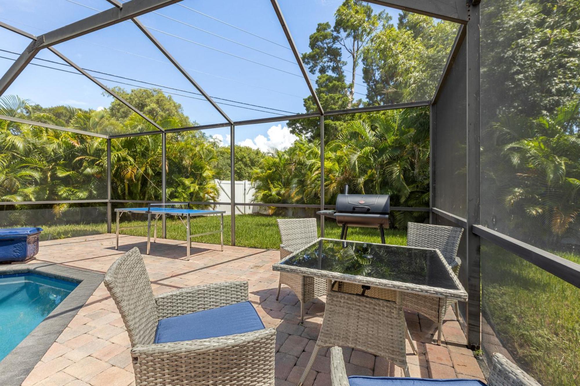 Relaxing Coastal Comfort - Heated Pool Clearwater Exterior photo