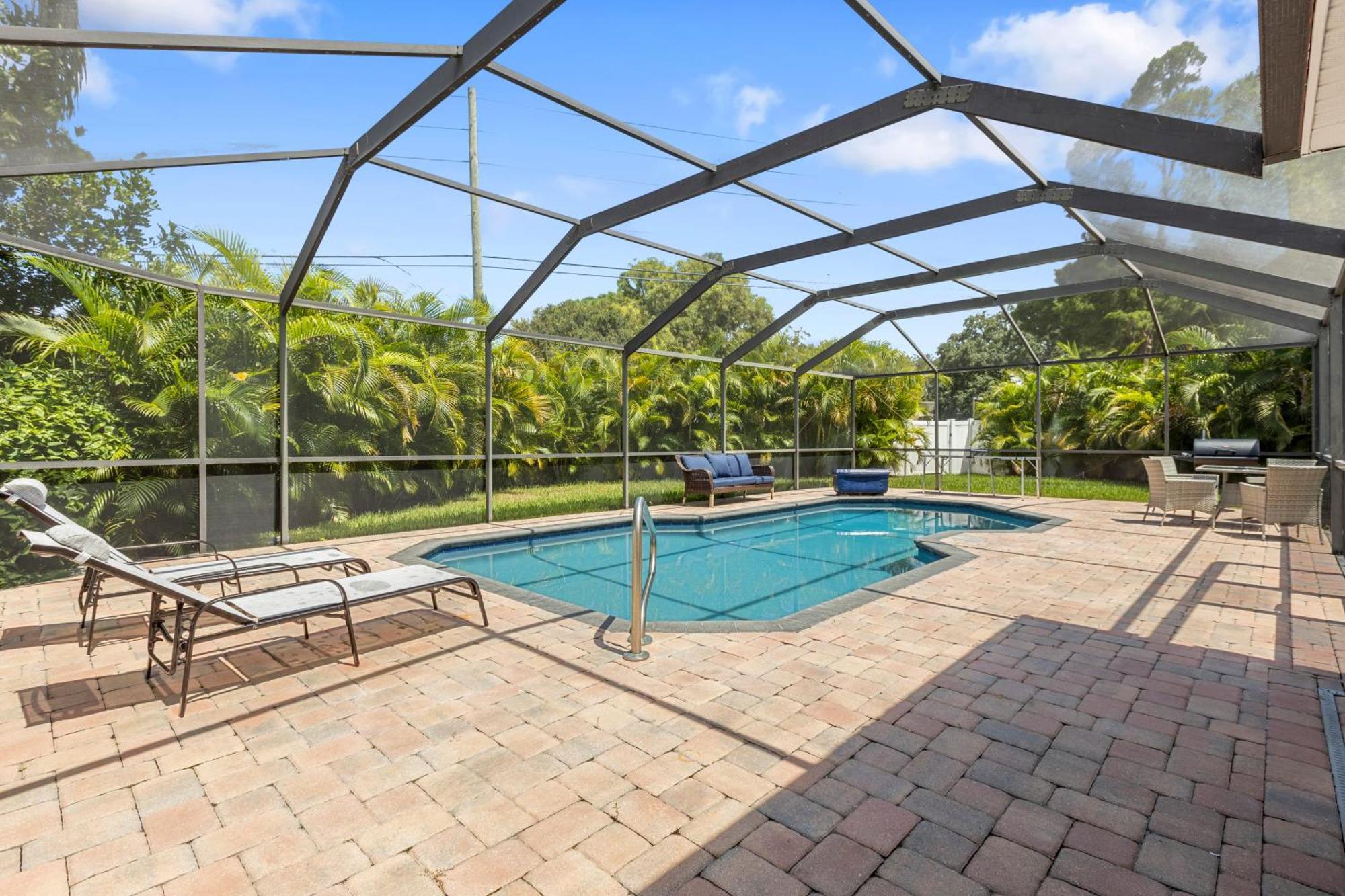 Relaxing Coastal Comfort - Heated Pool Clearwater Exterior photo